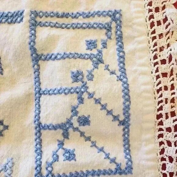 Vintage Handmade Blue/White Embroidered Crocheted Handkerchief - Picture 4 of 10
